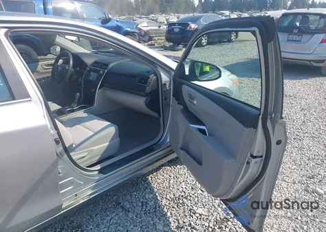 2015 Toyota Camry Le z USA, uszkodzony, nr VIN 4T1BF1FK8FU945071